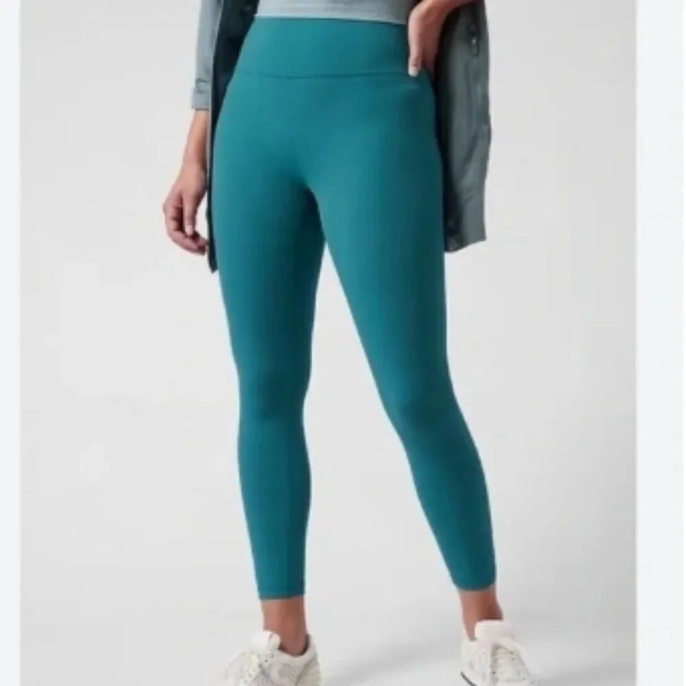 Athleta Transcend 7/8 Tight High Rise legging in Teal in Size L